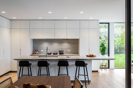 Residencia Minimalista con Revestimiento de Madera, en New York