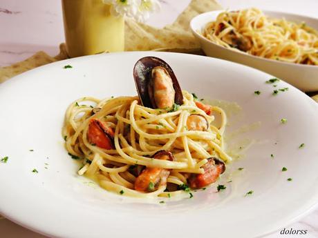 Espaguetis con mejillones en salsa de coco y curry Espaguetis con mejillones en salsa de coco y curry