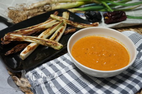 Calçots al horno con salsa romesco
