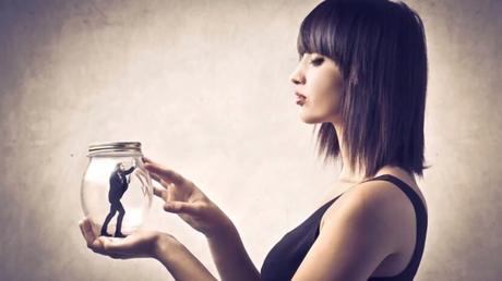 Quien no puede controlarse a sí mismo, intenta controlar a los demás