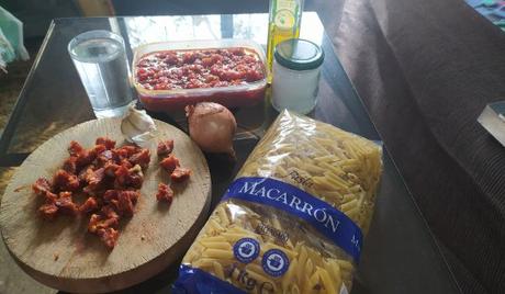 Los ingredientes para hacer macarrones con chorizo y tomate frito casero en Mambo Cecotec