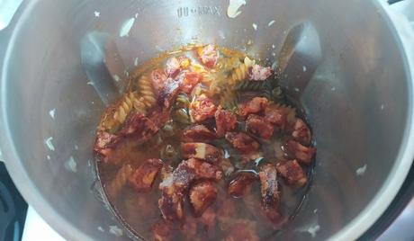 Echamos el agua, los macarrones y el chorizo y cocinamos