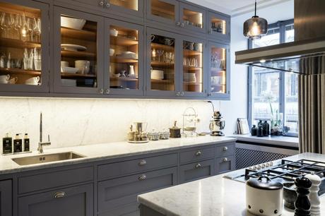 Una isla diseñada con puertas correderas.