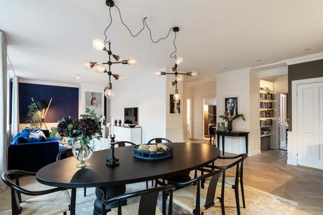 Una isla diseñada con puertas correderas.