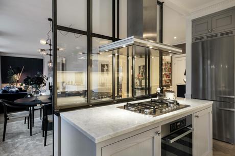 Una isla diseñada con puertas correderas.