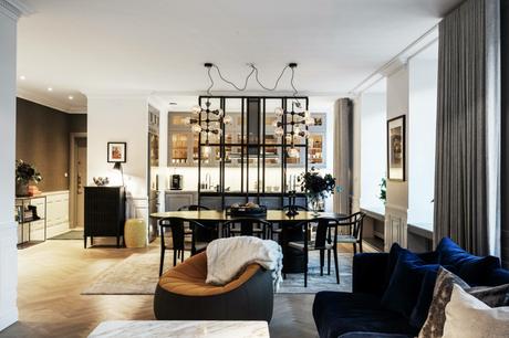 Una isla diseñada con puertas correderas.