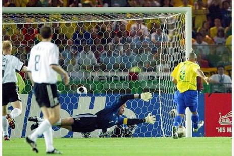 Oliver Kahn ante Ronaldo en el Mundial de 2002.