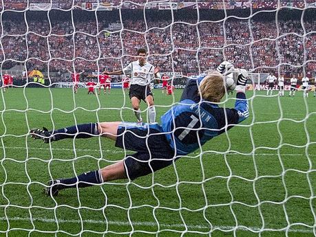 Oliver Kahn le detuvo el penalti decisivo a Mauricio Pellegrino en la final de Champions de 2001.