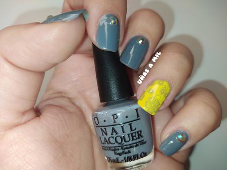 Manicura en gris y amarillo, los colores Pantone del 2021