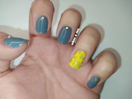 Manicura en gris y amarillo, los colores Pantone del 2021