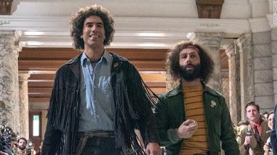 Sacha Baron Cohen (Abbie Hoffman) y Jeremy Strong (Jerry Rubin)