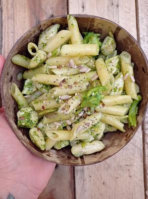 Pasta con pollo, brócoli y piñones Pasta con pollo, brócoli y piñones