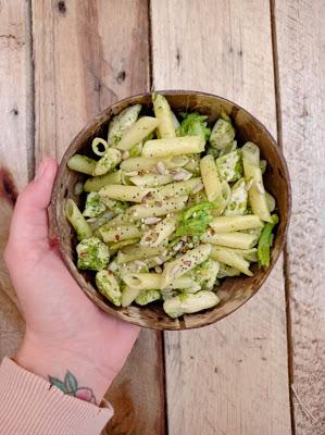 Pasta con pollo, brócoli y piñones