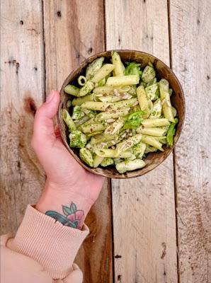 Pasta con pollo, brócoli y piñones Pasta con pollo, brócoli y piñones