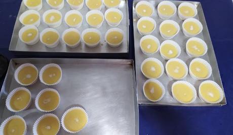 Echamos la mezcla en los moldes para magdalenas y los ponemos en una bandeja para hornear