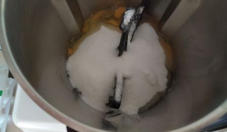 Echamos los huevos y el azúcar y batimos y mezclamos