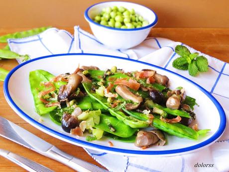 Salteado de tirabeques con setas y jamón