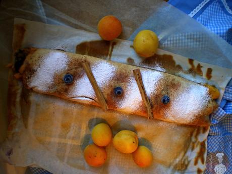 Topfenstrudel con albaricoques y arándanos