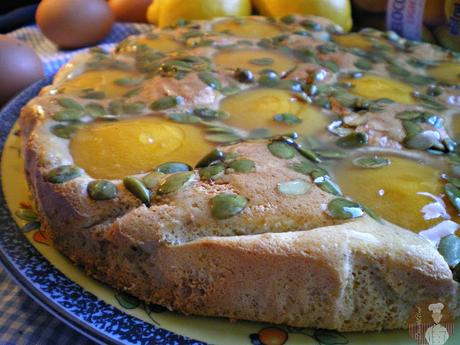 Pastel de melocotón con pipas de calabaza Pastel de melocotón con pipas de calabaza