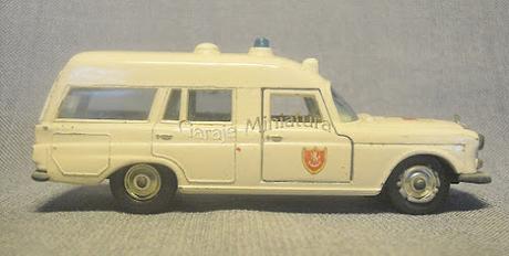 Mercedes-Benz Binz, una ambulancia alemana de los Matchbox King Size