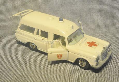 Mercedes-Benz Binz, una ambulancia alemana de los Matchbox King Size