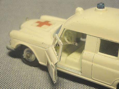 Mercedes-Benz Binz, una ambulancia alemana de los Matchbox King Size