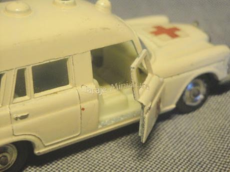 Mercedes-Benz Binz, una ambulancia alemana de los Matchbox King Size