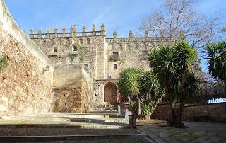 Cerámica talaverana en las calles de Cáceres: álbum fotográfico