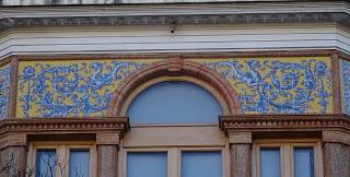 Cerámica talaverana en las calles de Cáceres: álbum fotográfico