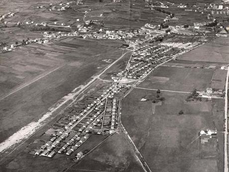 A la izquierda, en la zona pacida, la pista del aeródromo de La Albericia.