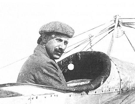 Salvador Hedilla en uno de aquellos históricos aviones.