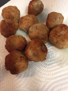 ALBÓNDIGAS CON SALSA DE OLIVAS , TOMATE SECO Y TOQUE DE LIMÓN ALBÓNDIGAS CON SALSA DE OLIVAS , TOMATE SECO Y TOQUE DE LIMÓN