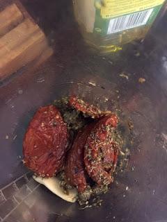 ALBÓNDIGAS CON SALSA DE OLIVAS , TOMATE SECO Y TOQUE DE LIMÓN ALBÓNDIGAS CON SALSA DE OLIVAS , TOMATE SECO Y TOQUE DE LIMÓN