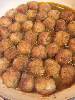 ALBÓNDIGAS CON SALSA DE OLIVAS , TOMATE SECO Y TOQUE DE LIMÓN