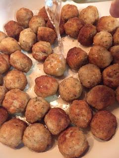 ALBÓNDIGAS CON SALSA DE OLIVAS , TOMATE SECO Y TOQUE DE LIMÓN ALBÓNDIGAS CON SALSA DE OLIVAS , TOMATE SECO Y TOQUE DE LIMÓN