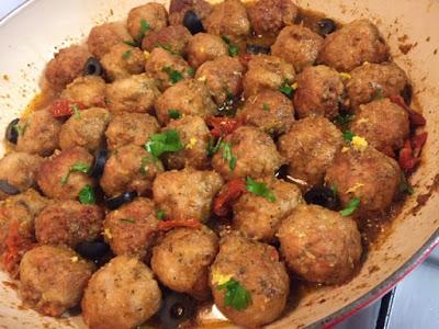 ALBÓNDIGAS CON SALSA DE OLIVAS , TOMATE SECO Y TOQUE DE LIMÓN ALBÓNDIGAS CON SALSA DE OLIVAS , TOMATE SECO Y TOQUE DE LIMÓN