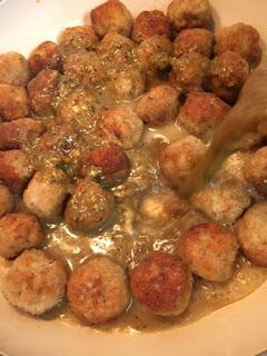 ALBÓNDIGAS CON SALSA DE OLIVAS , TOMATE SECO Y TOQUE DE LIMÓN ALBÓNDIGAS CON SALSA DE OLIVAS , TOMATE SECO Y TOQUE DE LIMÓN