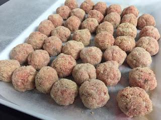 ALBÓNDIGAS CON SALSA DE OLIVAS , TOMATE SECO Y TOQUE DE LIMÓN ALBÓNDIGAS CON SALSA DE OLIVAS , TOMATE SECO Y TOQUE DE LIMÓN