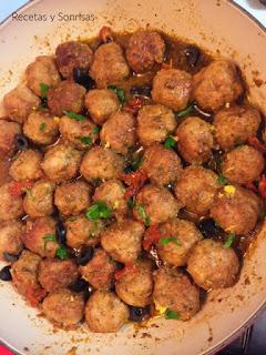 ALBÓNDIGAS CON SALSA DE OLIVAS , TOMATE SECO Y TOQUE DE LIMÓN ALBÓNDIGAS CON SALSA DE OLIVAS , TOMATE SECO Y TOQUE DE LIMÓN