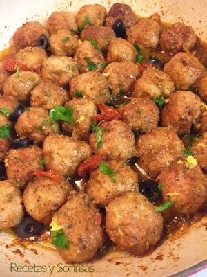 ALBÓNDIGAS CON SALSA DE OLIVAS , TOMATE SECO Y TOQUE DE LIMÓN ALBÓNDIGAS CON SALSA DE OLIVAS , TOMATE SECO Y TOQUE DE LIMÓN
