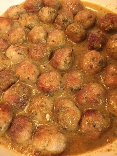 ALBÓNDIGAS CON SALSA DE OLIVAS , TOMATE SECO Y TOQUE DE LIMÓN ALBÓNDIGAS CON SALSA DE OLIVAS , TOMATE SECO Y TOQUE DE LIMÓN