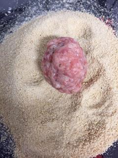 ALBÓNDIGAS CON SALSA DE OLIVAS , TOMATE SECO Y TOQUE DE LIMÓN ALBÓNDIGAS CON SALSA DE OLIVAS , TOMATE SECO Y TOQUE DE LIMÓN