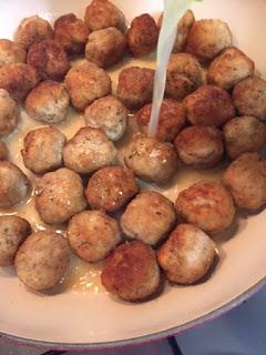 ALBÓNDIGAS CON SALSA DE OLIVAS , TOMATE SECO Y TOQUE DE LIMÓN ALBÓNDIGAS CON SALSA DE OLIVAS , TOMATE SECO Y TOQUE DE LIMÓN