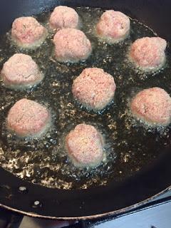 ALBÓNDIGAS CON SALSA DE OLIVAS , TOMATE SECO Y TOQUE DE LIMÓN ALBÓNDIGAS CON SALSA DE OLIVAS , TOMATE SECO Y TOQUE DE LIMÓN