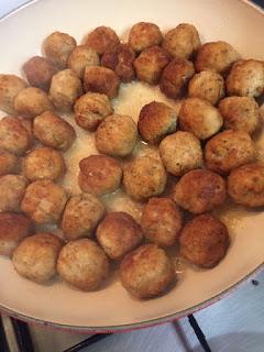 ALBÓNDIGAS CON SALSA DE OLIVAS , TOMATE SECO Y TOQUE DE LIMÓN ALBÓNDIGAS CON SALSA DE OLIVAS , TOMATE SECO Y TOQUE DE LIMÓN