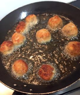 ALBÓNDIGAS CON SALSA DE OLIVAS , TOMATE SECO Y TOQUE DE LIMÓN