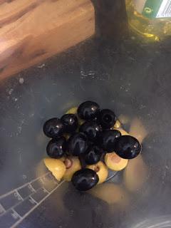 ALBÓNDIGAS CON SALSA DE OLIVAS , TOMATE SECO Y TOQUE DE LIMÓN ALBÓNDIGAS CON SALSA DE OLIVAS , TOMATE SECO Y TOQUE DE LIMÓN