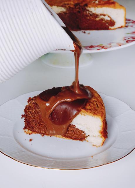 BIZCOCHO CHOCOLATE Y VAINILLA CON SALSA DE CHOCOLATE CALIENTE BIZCOCHO CHOCOLATE Y VAINILLA CON SALSA DE CHOCOLATE CALIENTE