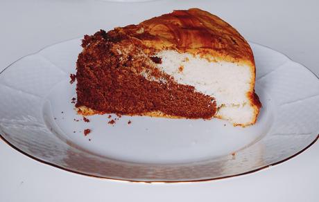 BIZCOCHO CHOCOLATE Y VAINILLA CON SALSA DE CHOCOLATE CALIENTE BIZCOCHO CHOCOLATE Y VAINILLA CON SALSA DE CHOCOLATE CALIENTE