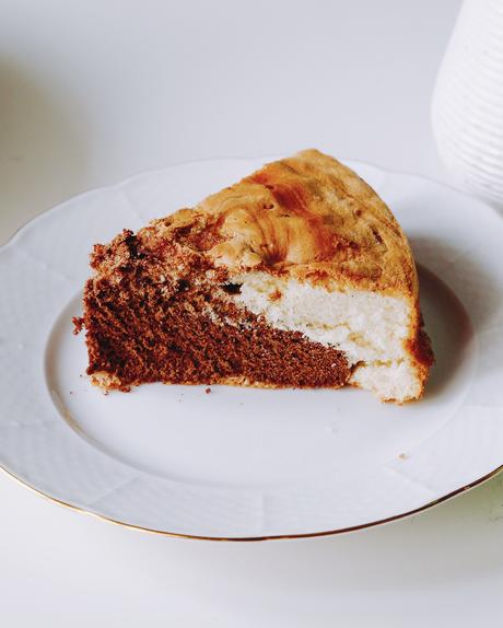 BIZCOCHO CHOCOLATE Y VAINILLA CON SALSA DE CHOCOLATE CALIENTE BIZCOCHO CHOCOLATE Y VAINILLA CON SALSA DE CHOCOLATE CALIENTE